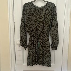 Never worn size M dress. Cinches at waist and wrist. Liner for bottom half.